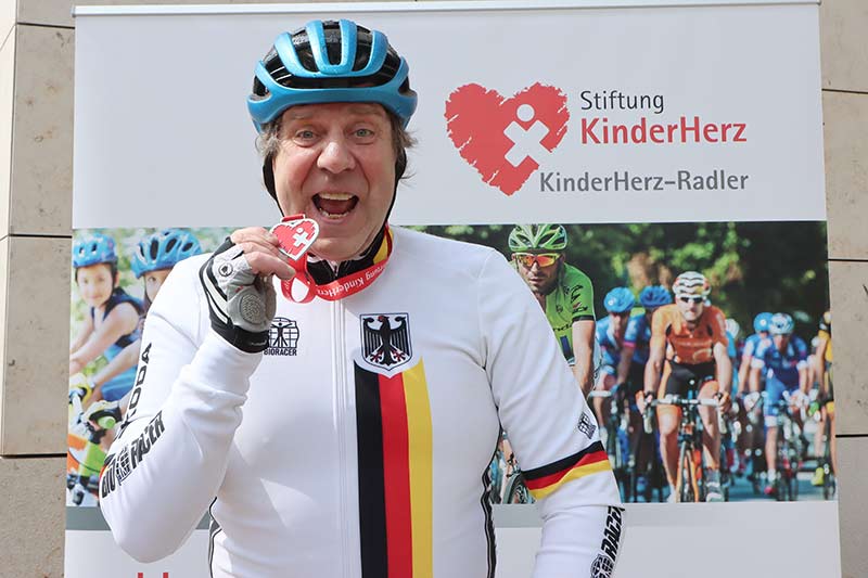 Mehr über den Artikel erfahren Unterstützt die HerzRadtour von Uwe Rohde zugunsten herzkranker Kinder