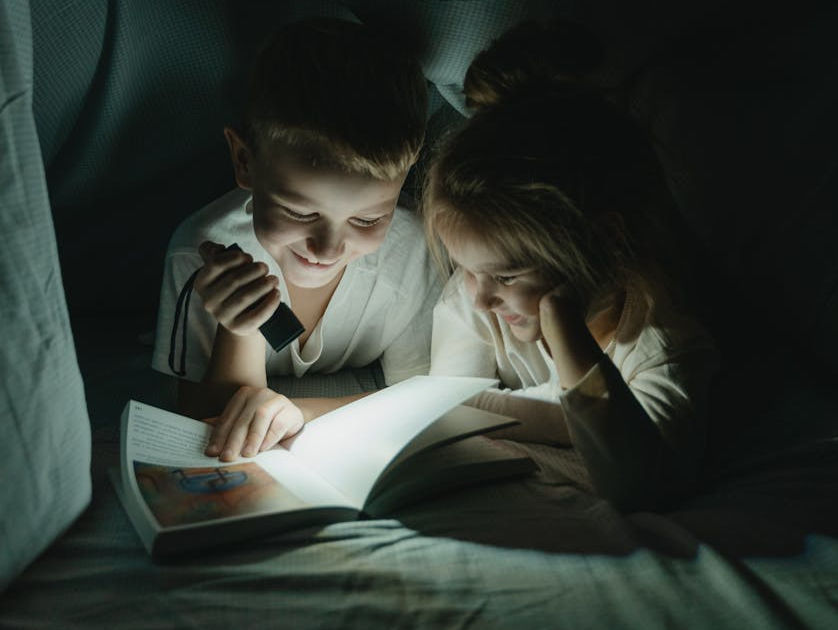 Mehr über den Artikel erfahren Tolle Tipps: Die schönsten Ferienbücher & Spiele für Kids